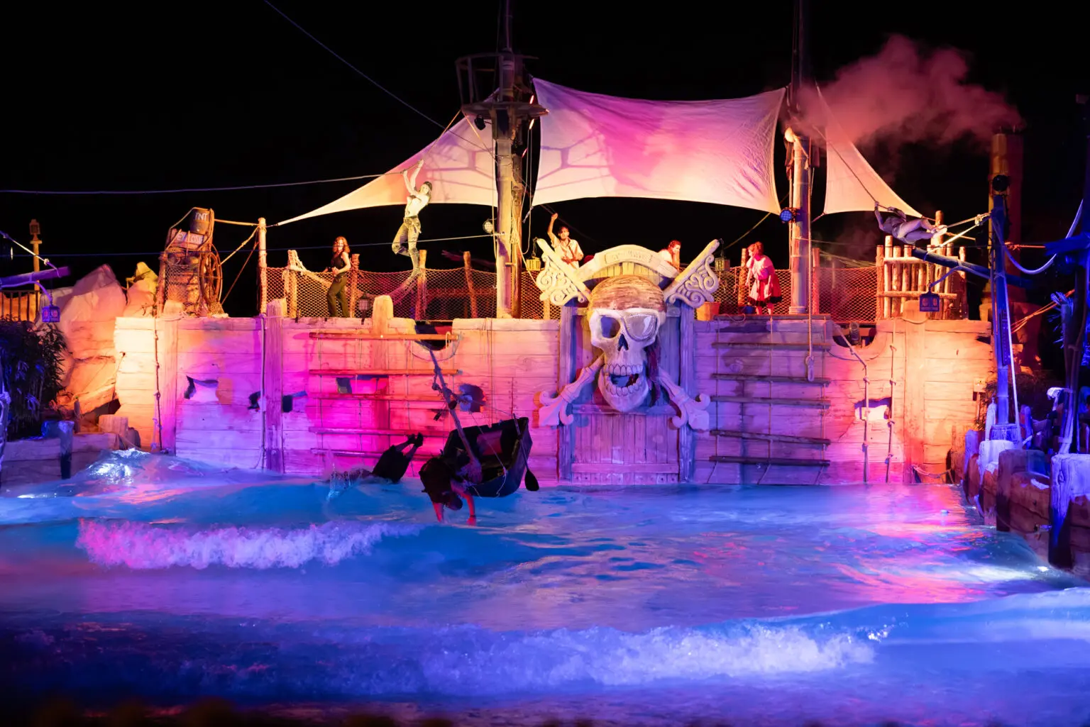Piscine à vagues parc aquatique durant le diner spectacle