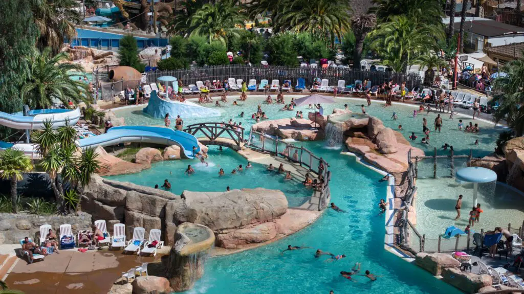 Piscines et toboggans au parc aquatique au Cap d'Agde