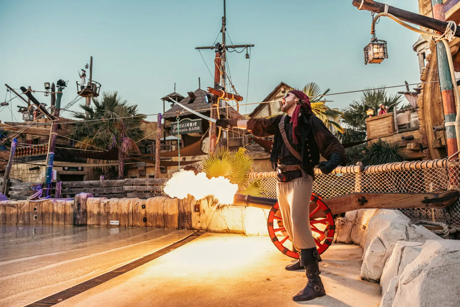 Acteur avec canon et épée au dîner spectacle devant la piscine à Vagues