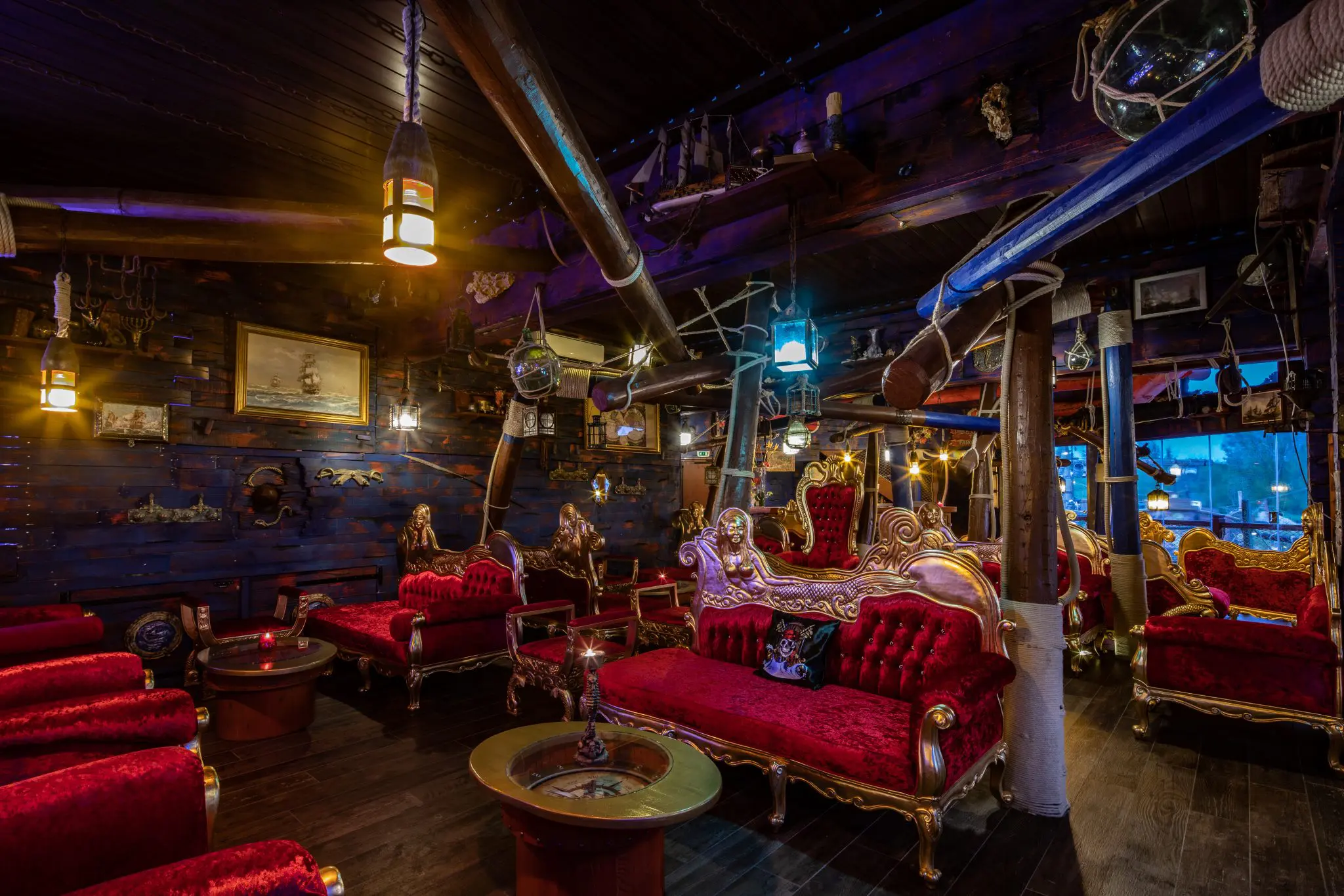 Intérieur du lounge bar le Poséidon avec canapé en or et velours