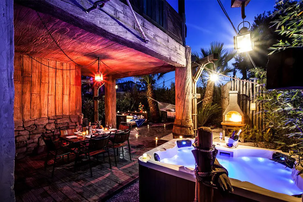 Jardin de la suite excellence boucaniers avec Jacuzzi à l'hôtel Cap Pirate