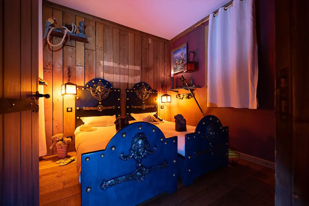 Chambre enfant avec 2 lits dans la suite prestige Barbe Noire à l'hôtel Cap Pirate
