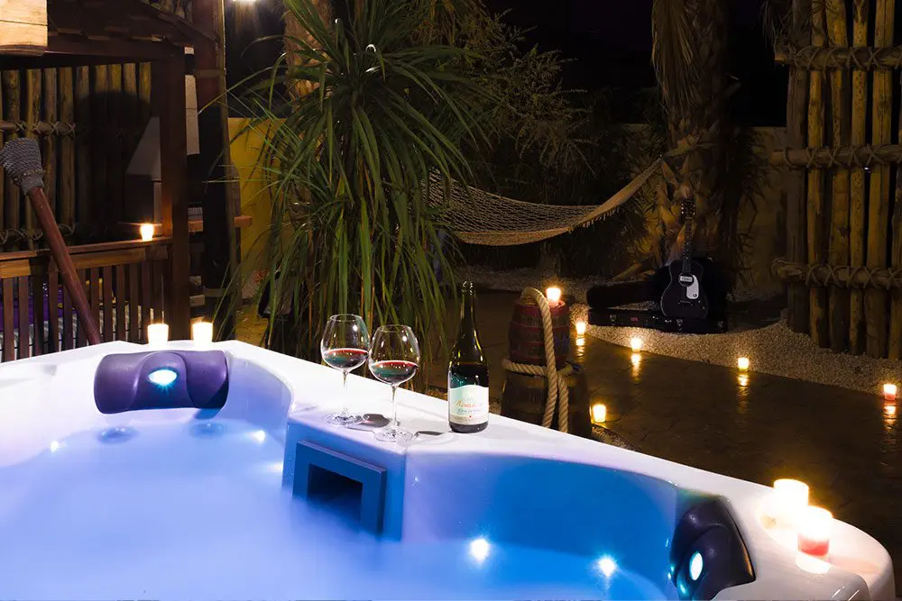 Jacuzzi sur la terrasse de la suite Prestige Barbe Noire