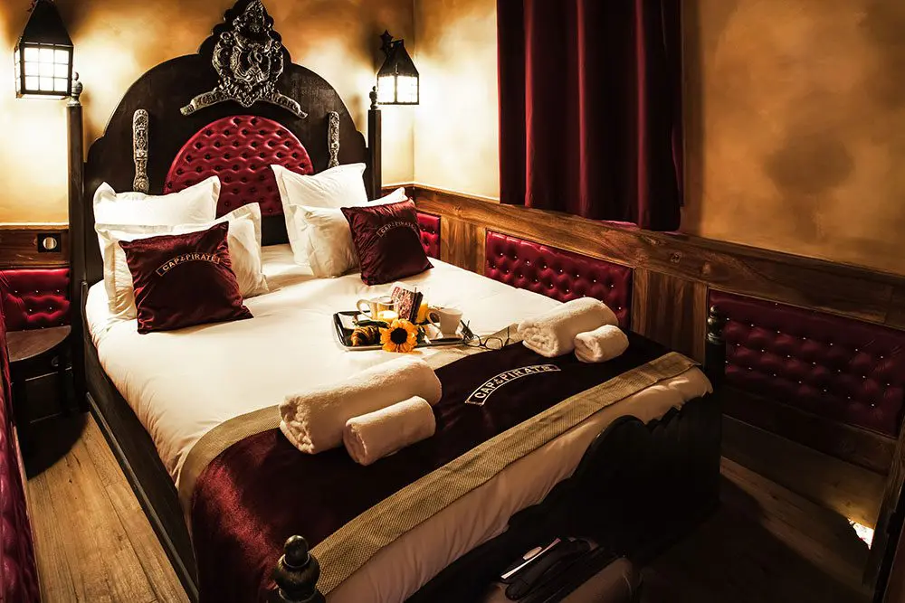 Lit avec plateau petit déjeuner dans la suite Privilège Flibustiers à l'hôtel Cap Pirate