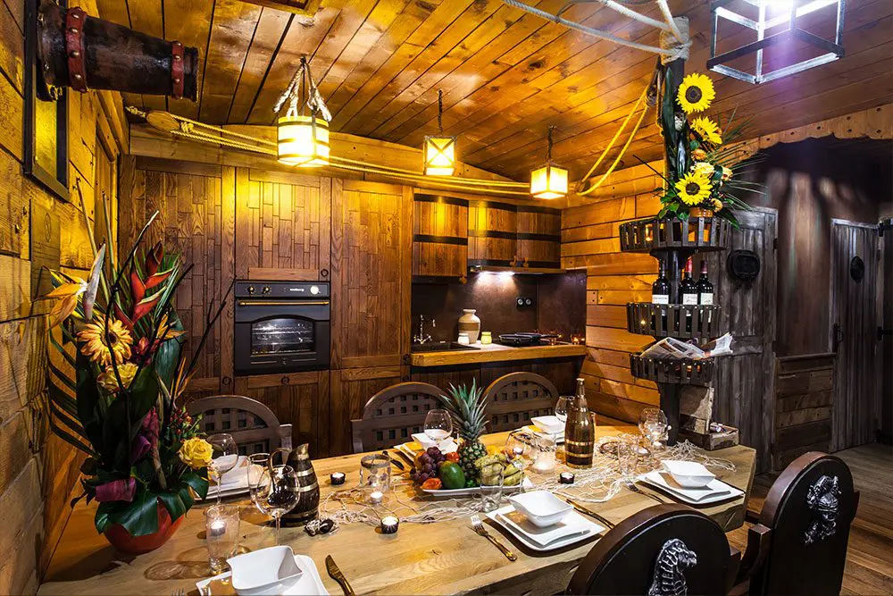 Table de la cuisine de la suite privilège Flibustiers pour 6 personnes à l'hôtel Cap Pirate