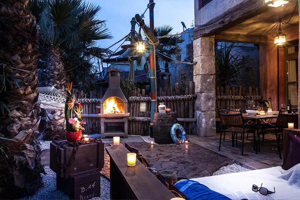 Terrasse d'une suite privilège flibustier avec barbecue et hamac