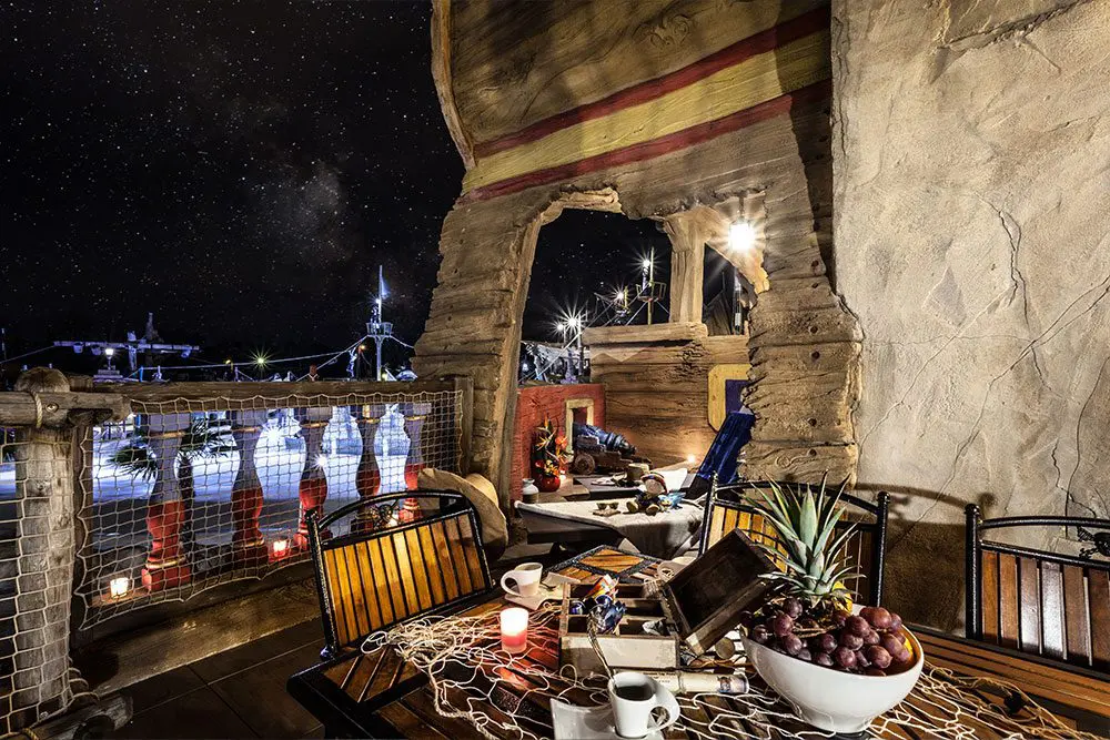 Terrasse d'une suite privilège Flibustiers avec vue sur le parc aquatique